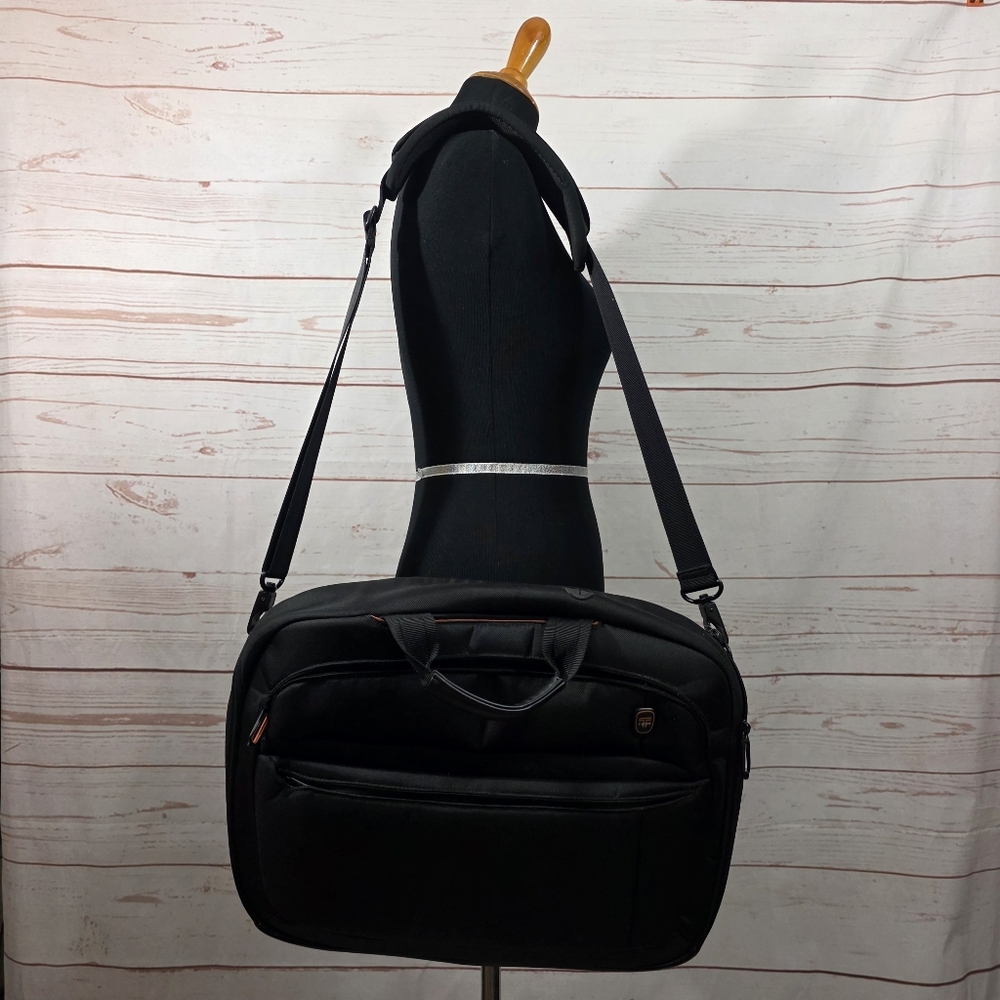 Tumi T-Tech 5650D Black Nylon Laptop Computer Briefcase Messenger Bag Pre-owned